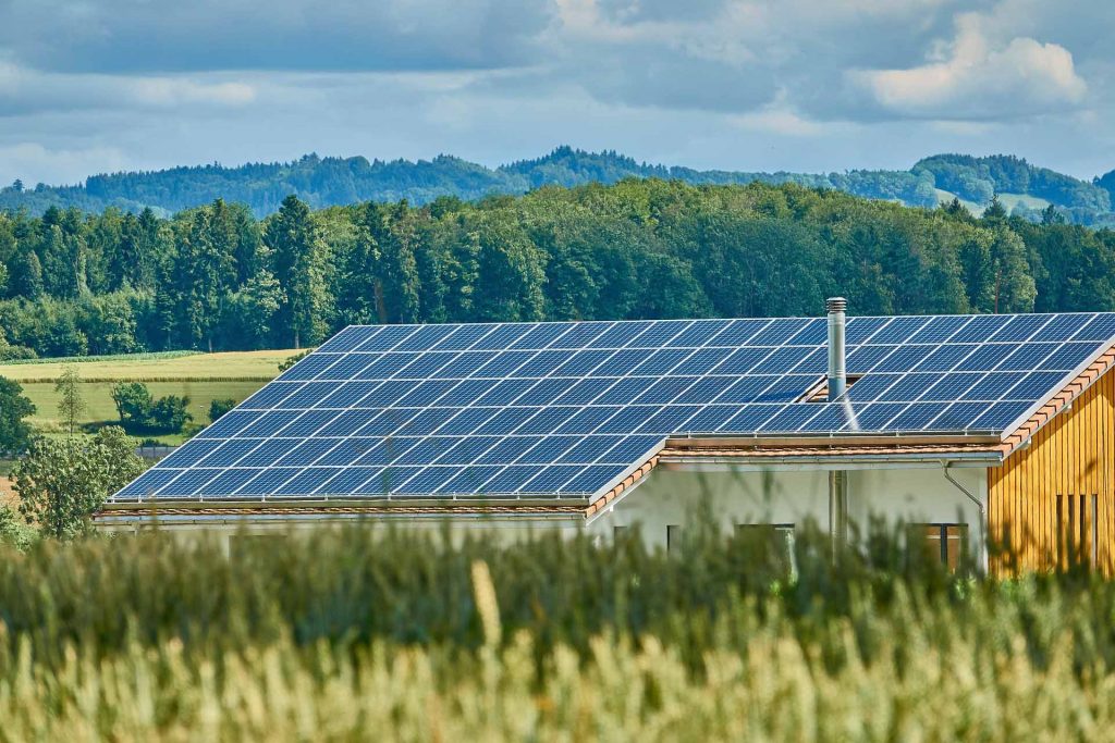 La imagen tiene un atributo ALT vacío; su nombre de archivo es ejemplo-de-instalacion-solar-en-casa-aislada-1024x683.jpg