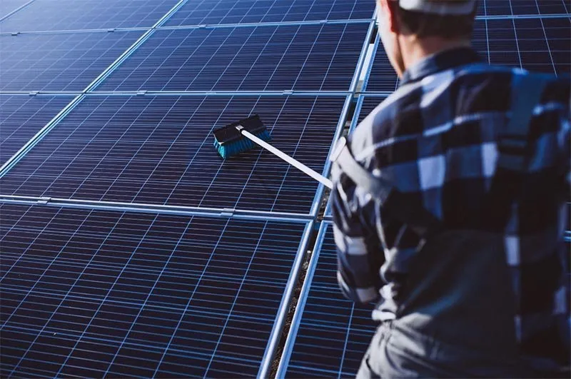 mantenimiento de placas solares