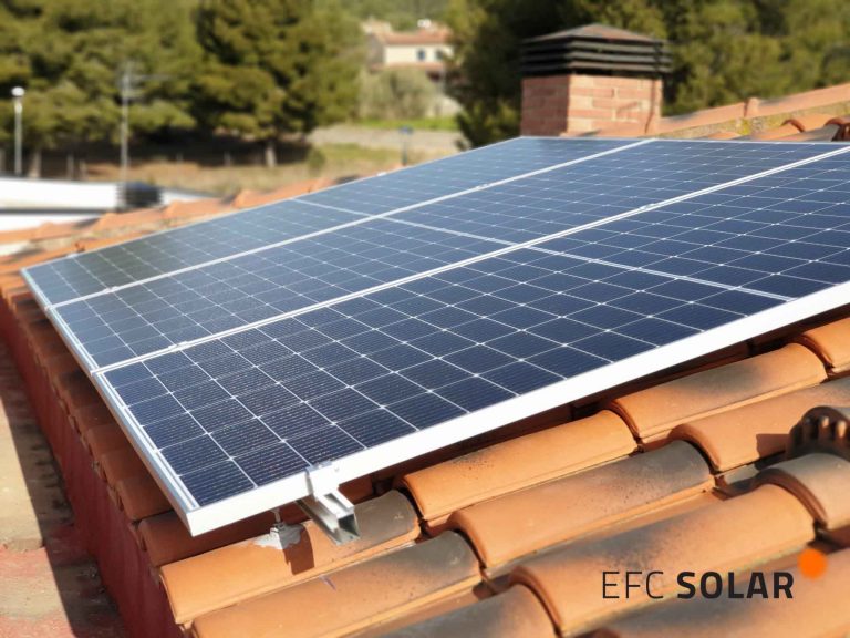 instal·lació de plaques solars en una casa a Calafell Tarragona