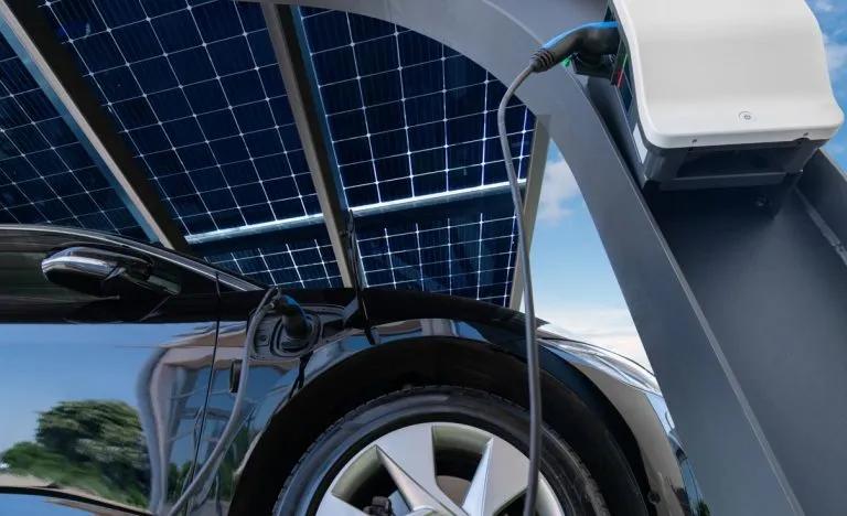 pergola con placas solares parking casa